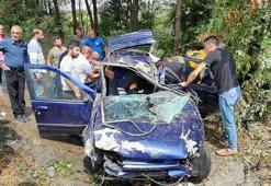 Ağaca çarpan otomobil, yağmur suyu kanalına devrildi: 3 yaralı