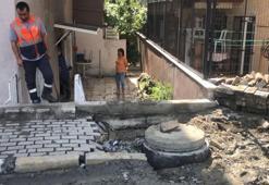 Avcılar’da İSKİ’nin açık bıraktığı rögar su baskınına ve yol çökmesine neden oldu