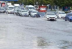 Ankara'da fırtına ve sağanak hayatı felç etti