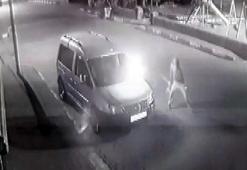 Kardeşinin park halindeki hafif ticari aracını ateşe verdi; o anlar kamerada