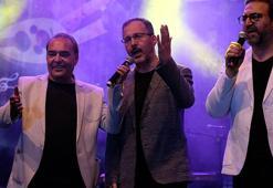 Bakan Kasapoğlu, sahnede ezgi seslendirdi