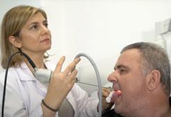 Ses kısıklığı şikayetiyle gittiği hastanede gırtlak kanseri olduğunu öğrendi