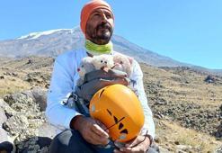 Kızlarının ayıcıklarıyla Ağrı Dağı'na zirve tırmanışı yaptı