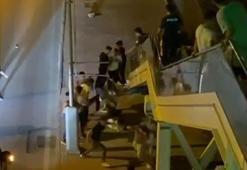 Tekme tokat kavga ettiler, polisi görünce kaçtılar