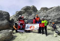 Bursalı dağcılar, Asya'nın en yüksek noktasında Türk bayrağı açtı