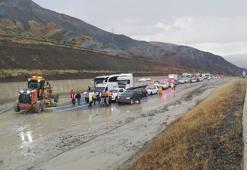 Erzincan-Sivas karayolu heyelan nedeniyle ulaşıma kapattı