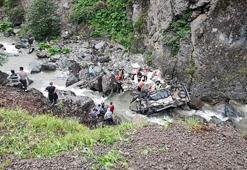 Hafif ticari araç dereye uçtu: 6 yaralı