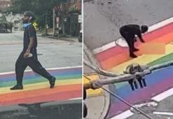 Siyahi ABD’li, LGBT renklerine boyanmış yaya geçidine gamalı haç çizdi