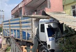 Karşı şeride geçen kamyon, fırının odunluğuna girdi; 1 ağır yaralı