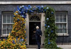 İngiltere başbakanlık konutu Ukrayna bayrağının renkleriyle süslendi