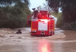 Ezine’de çay sularına kapılan otomobildeki 2 kişi son anda kurtarıldı
