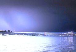 İstanbul'da şimşekler gökyüzünü aydınlattı