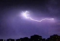 Ankara'da şimşekler gökyüzünü aydınlattı