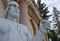 Selçuklu dönemini temsil eden asker heykelinin mızrağı çalındı