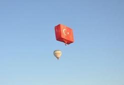 Kapadokya'da balonlar, Türk bayrakları ve Atatürk posterleriyle havalandı