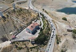 Tunceli Pertek'te feribot iskelesindeki araç kuyruğu 2 kilometreyi aştı