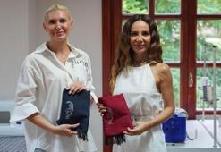 Şarkıcı Betül Demir, kendisine Bilecik bezinden şal dokudu