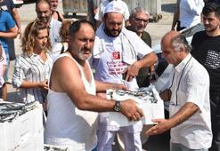 İzmirli balıkçılardan yeni av sezonu kutlaması; 500 kasa balık dağıtıldı