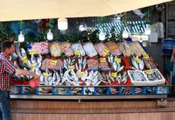 Edirne'de az sayıda balığın geldiği tezgahlardaki fiyatlar yüksek bulundu