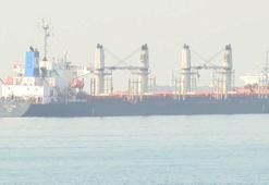 Boğaz'da sürüklenen gemi Ahırkapı açıklarına demirledi