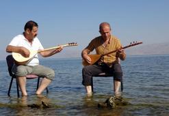 Ozanlar 'Sıfır Atık' projesine destek için Van Gölü'nde atıştı