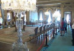 Dolmabahçe Sarayı’nın 166 yıllık kristal şamdanlarına özel bakım