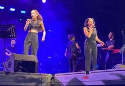 Şarkıcı Gülşen'in sahneye çıkamadığı İEF'te orkestra ve vokal grubu yer aldı