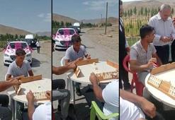 Yola okey masası kurup, düğün konvoyundan bahşiş aldılar
