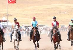 Erzurum'da 'rahvan at' heyecanı; kadınlardan büyük ilgi