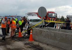 Hafif ticari araç gişelerin beton bariyerine çarptı: 4 ölü