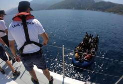 Kuşadası açıklarında, Yunan unsurlarınca itilen 45 göçmen kurtarıldı