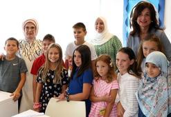 Emine Erdoğan, Zagreb'de spor projesi yürütülen ilkokulu ziyaret etti