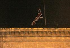 İngiltere İstanbul Başkonsolosluğunda bayrak yarıya indi