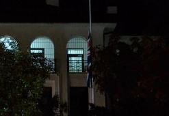 Kraliçe Elizabeth'in vefatının ardından İngiltere Büyükelçiliği'nde bayrak yarıya indirildi