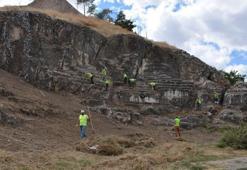 Zile Kalesi kayaları oyularak yapılan antik tiyatroda kazı çalışması
