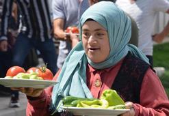 Engelliler, hobi bahçesine ektikleri sebzeleri hasat etti