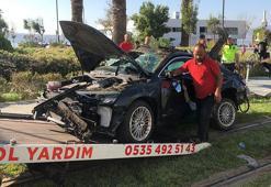 Otomobil, tramvay yolu kenarındaki ağaca çarptı: 2 ölü, 1 yaralı