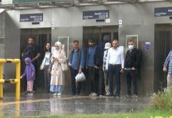 Üsküdar'da yağmura hazırlıksız yakalandılar