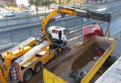 Kadıköy'de çevre yoluna düşen hafriyat yüklü TIR 8 saat sonra kaldırıldı