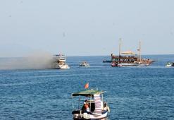 Antalya'da lüks yat denizde yandı