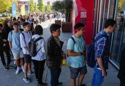 Oyun tutkunları Yenikapı'da uzun kuyruklar oluşturdu