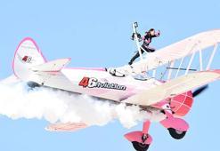 Hava gösterisinde İsviçreli çiftin 'Kanat yürüyüşü' nefes kesti