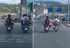Motosikletlilerin el ele tehlikeli yolculuğu kamerada