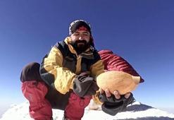 Ağrı Dağı'nın zirvesinde kavun kesip, çay içtiler