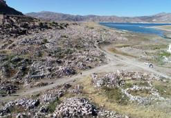 Baraj suları çekildi; eski mahalle ortaya çıktı