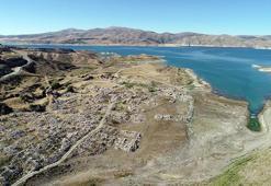 Baraj suları çekildi; eski mahalle ortaya çıktı