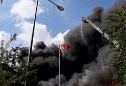 Canları pahasına bayrağı yanmaktan kurtardılar