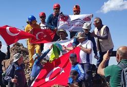 Tendürek Dağı'nın zirvesinde Türk bayrağı açıp, İstiklal Marşı okudular