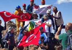 Tendürek Dağı'nın zirvesinde Türk bayrağı açıp, İstiklal Marşı okudular