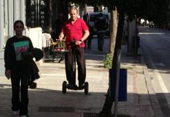 Her gün 40 bin adım atan çaycı, skuter ile çay servisine başladı